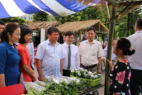 Phó Chủ tịch UBND tỉnh Sơn La Lò Minh Hùng thăm các gian hàng tại Hội thảo khởi động dự án